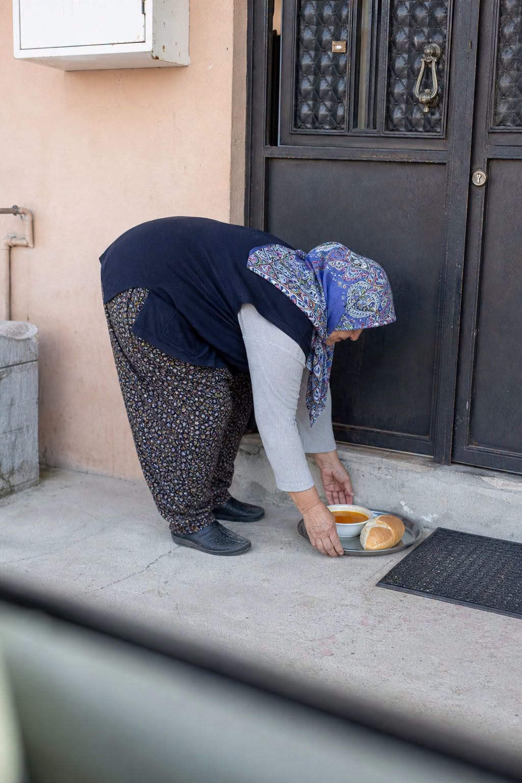 Komşum her sabah kapımın önüne bir tabak yemek bırakıyordu - 1
