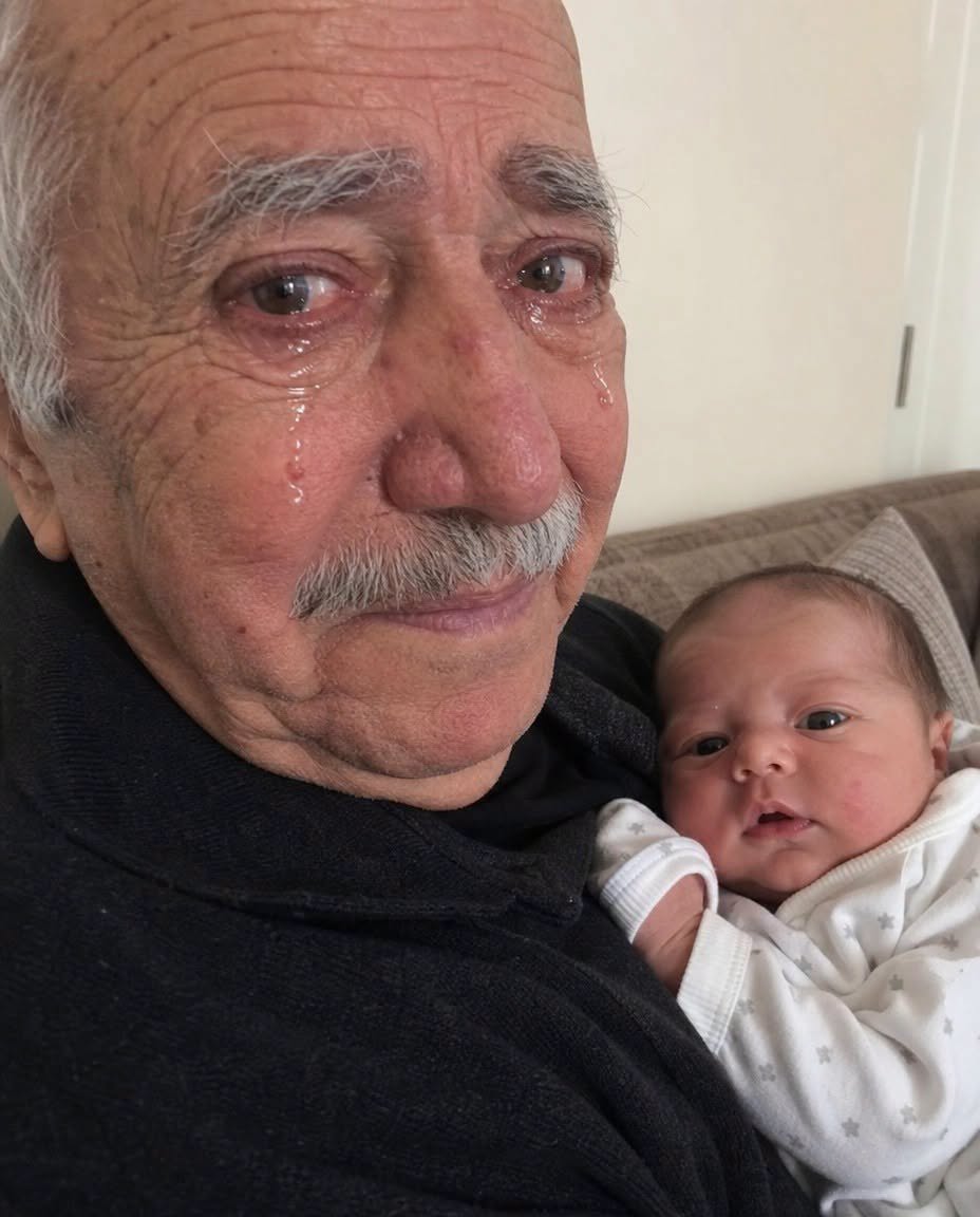 Doğum yaptıktan sonra bebeğimi beni büyüten dedemle tanıştırmak için yanına götürdüm - 1