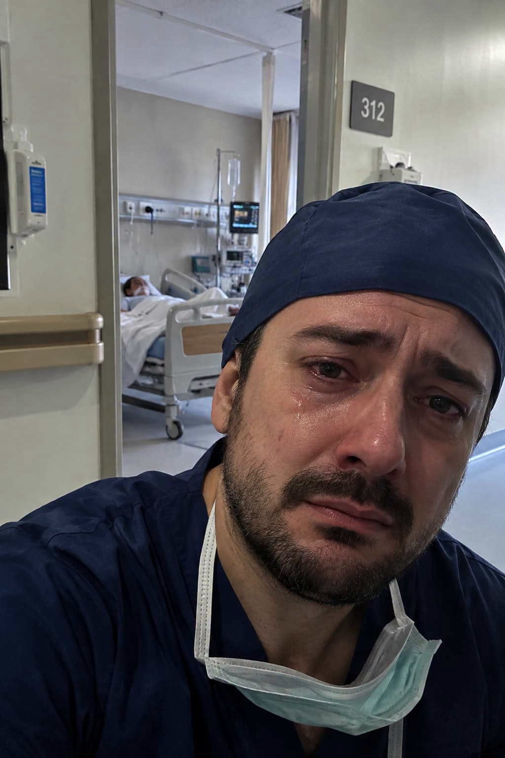 KOCAMA SÜRPRİZ YAPMAK İÇİN ÇALIŞTIĞI HASTANEYE GİTTİM - 1