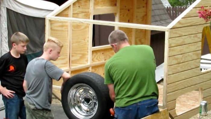 13 Yaşındaki Çocuk 1500 Dolara Ev İnşa Etti Bakın Kapıyı Açınca Neler Göreceksiniz - 2