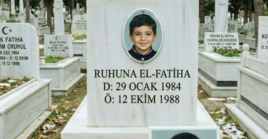 Ormanda bir mezar taşına rastladım ve üzerinde çocukluk fotoğrafımı gördüm