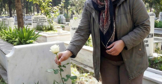 Hamile bir kadın kocasının mezarının yakınında bir cüzdan buldu