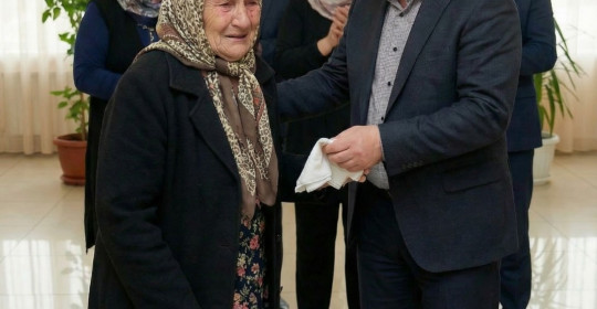 Torunumun doğum gününde, oğlum bana kirli bir mendil uzattı ve dedi ki