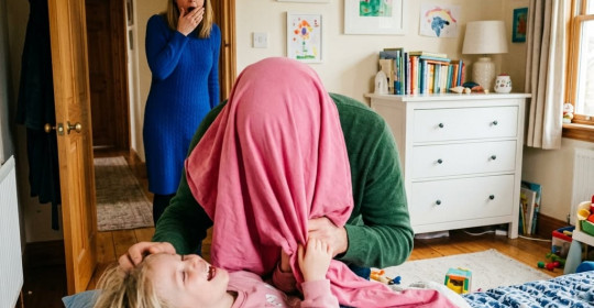 Küçük kız kırık bir oyuncağa sarılmış eve dönmek için yalvarıyordu