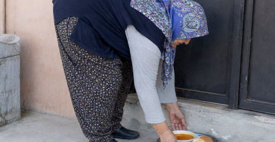 Komşum her sabah kapımın önüne bir tabak yemek bırakıyordu