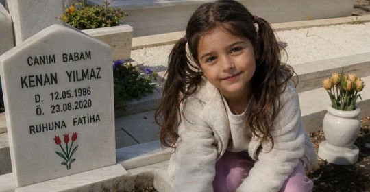 Her pazar, kızım rahmetli babasının mezarına boyalı bir taş bırakırdı