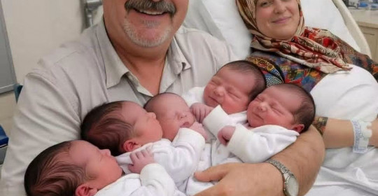 Hastanede Beşizlerini Kucağına Aldı