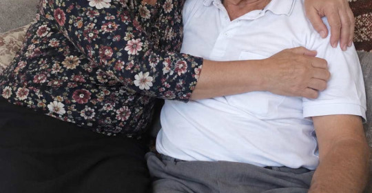 BİR SABAH UYANDIĞIMDA OMZUMDA KOCAMAN BİR MORLUK VARDI