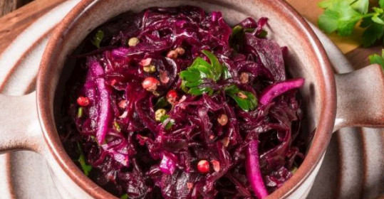 Tam da Mevsiminde Turşu Tadında Mor Lahana Salatası Tarifi