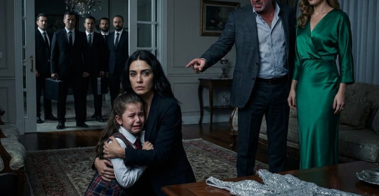 Eve geldiğimde kocamı, sekiz yaşındaki kızımı metresinin 10.000 dolarlık elbisesi