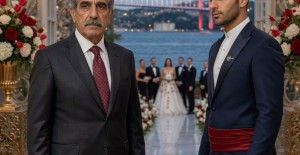 Düğün salonu beyaz ve altın sarısı renklerle dekore edilmişti
