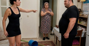 Hadi birlikte hesap yapalım dedi Cemile, eşyaları bavula atarak.