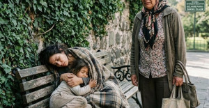 Onu 6 yaşındaki kızıyla birlikte bir bankta uyurken buldu