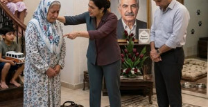 Eşinin cenazesinden dönen yaşlı dul kadın