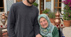 Bir huzurevinde yaşlı bir kadının oğluymuş gibi davranmam için bana para ödediler