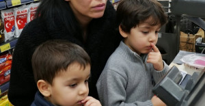 Kasadaki iki küçük çocuklu bir anneye bir torba elma aldım