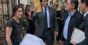 Zeynep, mezarlığın demir kapısının önünde durmuştu