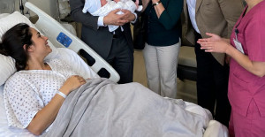Hemşire yeni doğan oğlumu kucağında odaya getirdi