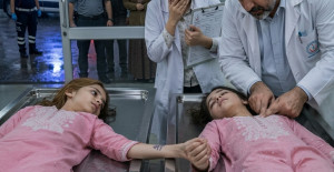 İkiz kızların zayıf kahkahalarını duyunca şoke oldu