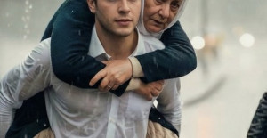 Takım elbisesi içinde genç bir adam koşarak geçiyordu