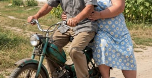 70 yaşındaki adam eski motosikletiyle