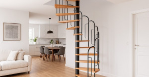 Emir yavaşça merdivenlerden indi