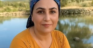 Kendime ait olan bir evde tek başıma yaşayan bir kadınım