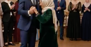 Sınıf arkadaşlarım, anneannemle mezuniyet balosuna gelip onu ilk dansa davet ettiğimde bana güldüler