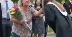 Annesinin mezuniyetine yoksulluğu