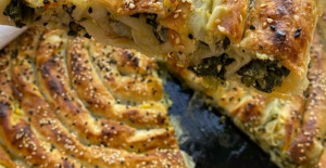 Su Böreği Kıvamında Ispanaklı Börek Tarifi