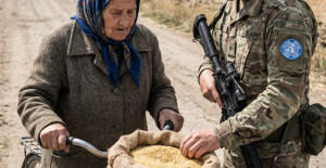 Her Gün Sınırda Bisikletiyle Kum Taşıyan