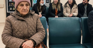 Bir hastanenin bekleme salonunda insanlar yaşlı bir kadınla sessizce alay ediyordu
