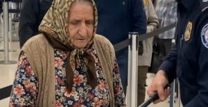 Yaşlı bir kadının bagaj kontrolü sırasında
