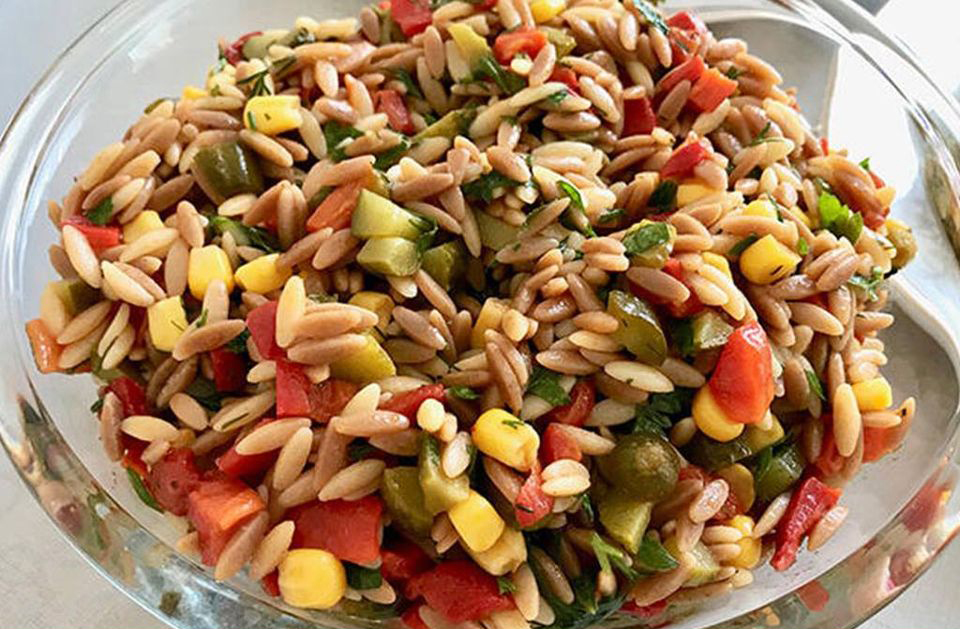 Sırrı Sosunda Arpa Şehriye Salatası Tarifi - 1