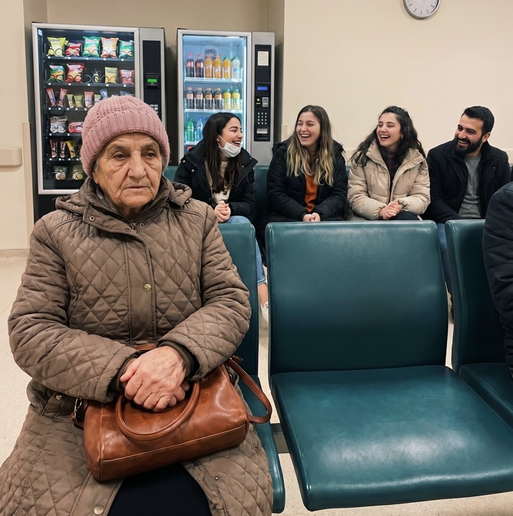 Bir hastanenin bekleme salonunda insanlar yaşlı bir kadınla sessizce alay ediyordu - 2