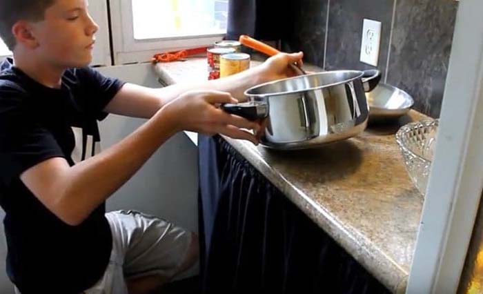 13 Yaşındaki Çocuk 1500 Dolara Ev İnşa Etti Bakın Kapıyı Açınca Neler Göreceksiniz - 7