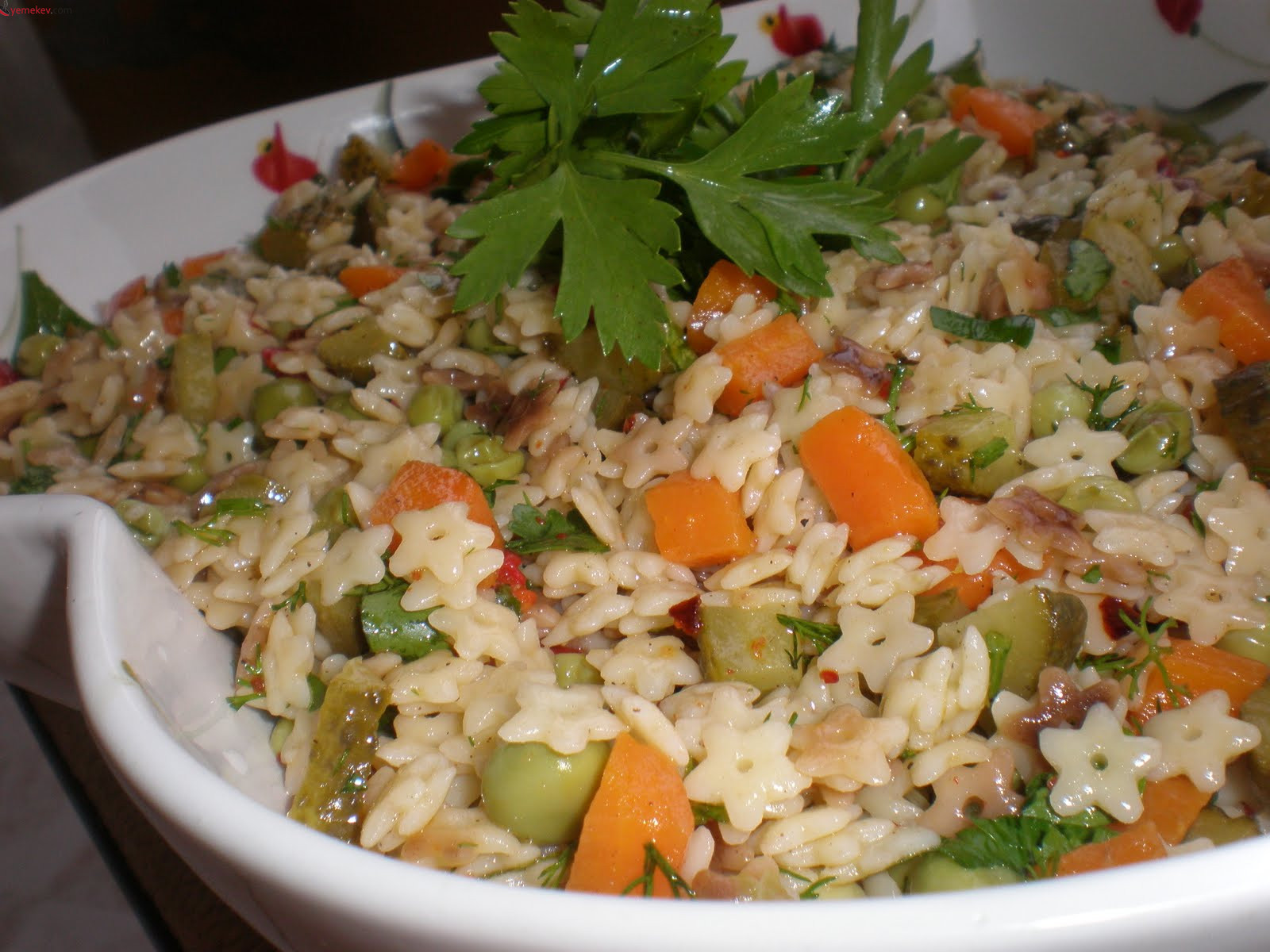 Sırrı Sosunda Arpa Şehriye Salatası Tarifi - 2