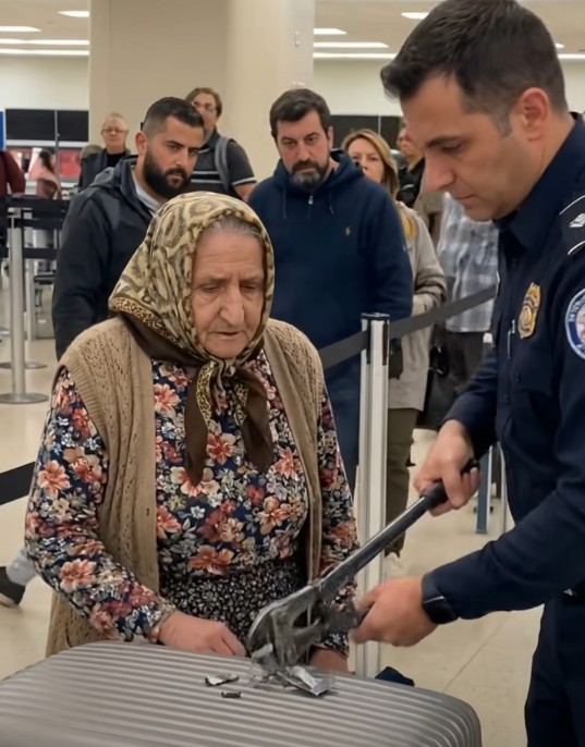 Yaşlı bir kadının bagaj kontrolü sırasında - 2